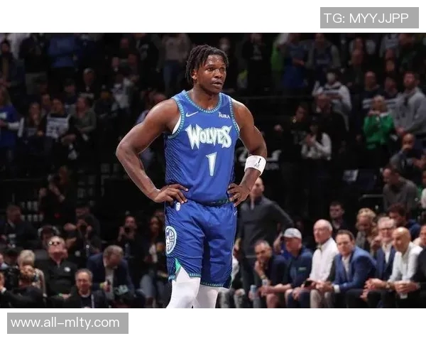 爱德华兹半场表现抢眼13投6中砍下并列最高16分助力球队奋勇争先